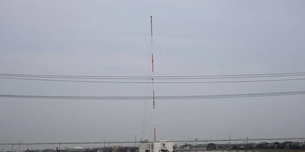 AMアンテナは夜だけの脅威ではない——ヒューストンのR44鉄塔衝突と、日本の航空障害灯が「光らない」条件