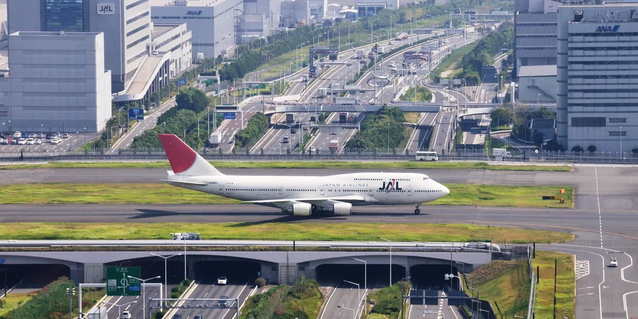 航空法第96条の改正——管制指示の場所に「着陸帯・誘導路」、中身に「地上走行」を明記。エプロンは対象外に【令和7年12月1日施行】