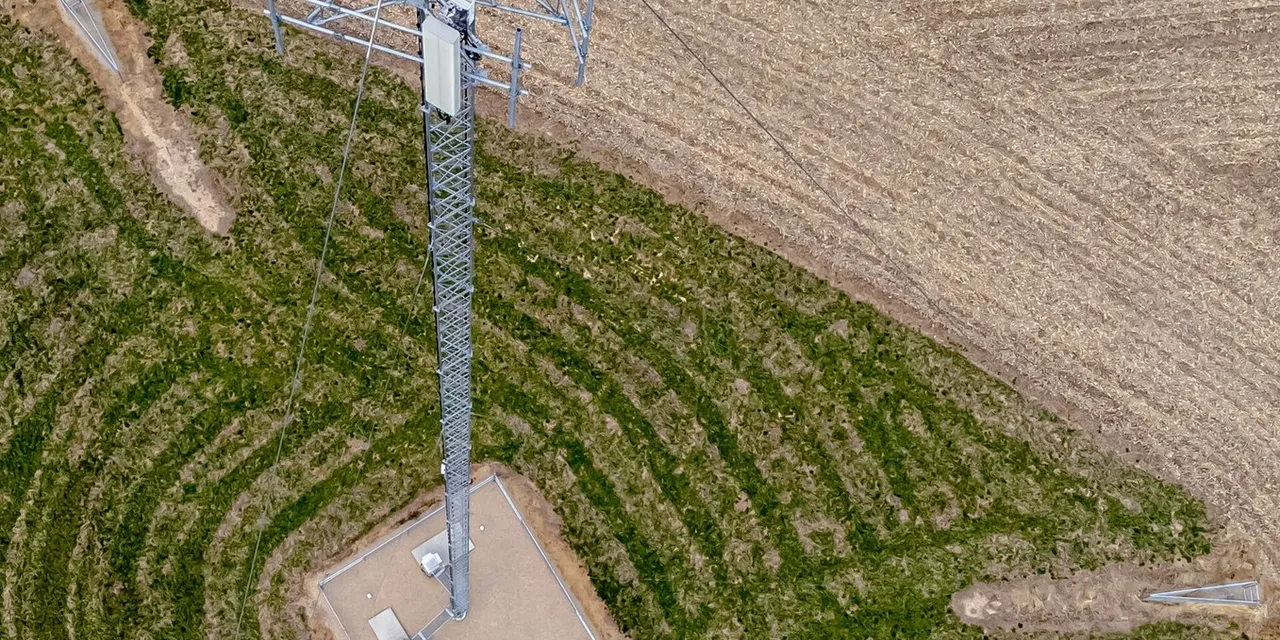 電波は「上空で使う」と話が変わる——携帯電話の上空利用を整理する